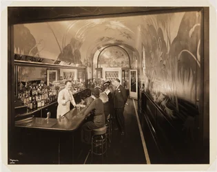 Hotel Woodward, interieur, de bar, met mensen, 1937