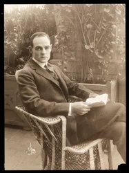 Howard Estabrook in een tuin, 1915-16 (zilveren gelatin afdruk)
