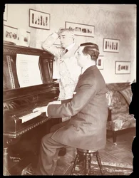 Kyrle Bellew en vriend aan de piano in Bellew