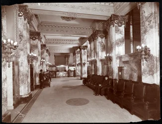 Lobby en registratiebalie in het Hoffman House hotel, 1907