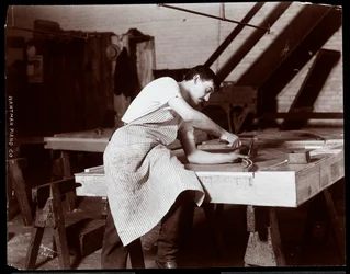 Man aan het werk in de Hardman, Peck und Co. pianofabriek, New York, 1907