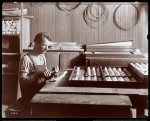 Man aan het werk in de Hardman, Peck en Co. pianofabriek, New York, 1907