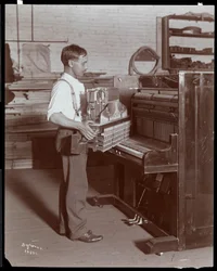 Man aan het werk in de Hardman, Peck en Co. pianofabriek, New York, 1907