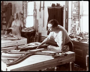 Man aan het werk in de Hardman, Peck und Co. pianofabriek, New York, 1907