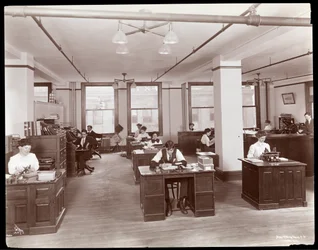 Mannen en vrouwen in een open kantoor bij Parke, Davis en Co., chemici, Hudson en Vestry Streets, New York, 1910