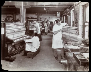 Mannen aan het werk in de Hardman, Peck und Co. pianofabriek, New York, 1907