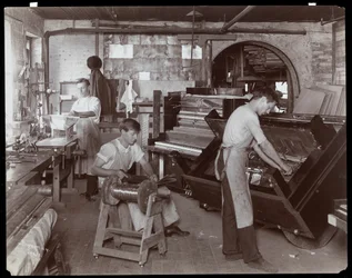 Mannen aan het werk in de Hardman, Peck und Co. pianofabriek, New York, 1907