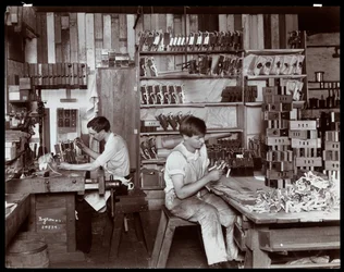 Mannen aan het werk in de Hardman, Peck und Co. pianofabriek, New York, 1907