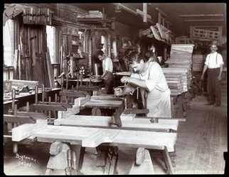 Mannen aan het werk in de Hardman, Peck en Co. pianofabriek, New York, 1907 (zilveren gelatin afdruk)