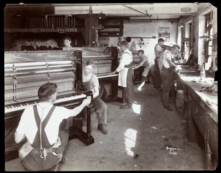 Mannen aan het werk in de Hardman, Peck en Co. pianofabriek, New York