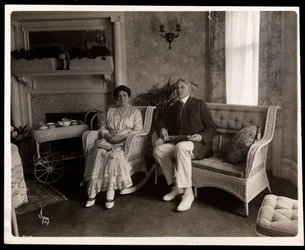 Portret van de heer en mevrouw Howard zittend in hun woonkamer aan 200 5th Avenue, New York, 1916-6