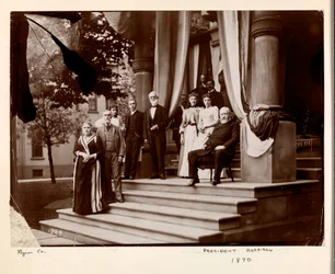 President Benjamin Harrison en groep, 1890