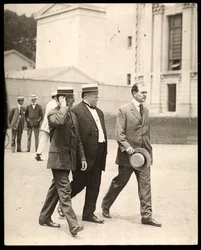 President William Howard Taft met Professor Arthur Twining Hadley van Yale University en een andere man, 1900-20