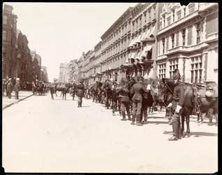 Het personeel van de gouverneur wacht op de aankomst van Li Hung Chang in het Waldorf Astoria Hotel, 34th Street, New York, 1896