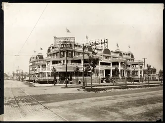 Het Hotel Shelburne aan Sea Breeze Avenue en Ocean Parkway, Coney Island, New York, c.1913