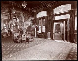 De lobby van het Hotel Victoria, 1901 of 1902