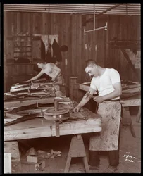 Twee mannen werken in de Harrington Piano Co. fabriek, 1907