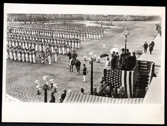 Uitzicht op Prinses Eulalia van Spanje die het 7e Regiment inspecteert tijdens de Columbus Celebration Parade bij het Savoy Hotel, New York, 1899