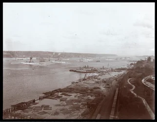 Uitzicht op Amerikaanse oorlogsschepen in de Hudson River tijdens het bezoek van Prins Louis van Battenberg, 1905