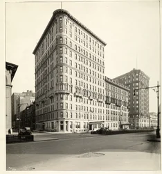 Uitzicht op het Hotel Embassy aan Broadway en 70th Street, New York, 1921