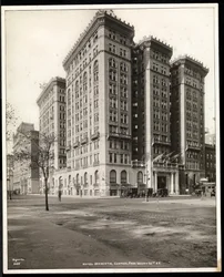 Uitzicht op het Hotel Majestic aan 72nd Street vanaf Central Park West, New York, 1920