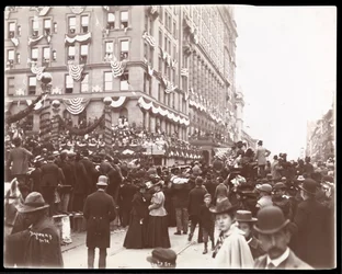 Uitzicht op de menigte bij het Waldorf Astoria Hotel op 34th Street tijdens de Dewey Parade op Fifth Avenue, New York, 1899