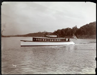 Uitzicht op het jacht Delicia van de New York Yacht, Launch en Engine Co. op de Hudson River nabij Morris Heights, New York, 1903