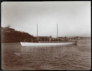 Uitzicht op het jacht Mousquetaire van de New York Yacht, Launch und Engine Co. op de Harlem River, New York, 1905