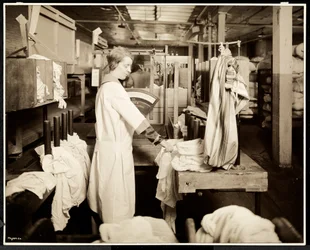 Vrouwen labelen zakken wasgoed bij de Carolyn Laundry op 111 East 128th Street, East Harlem, New York, 1928