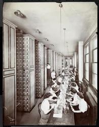 Vrouwen die werken in een archiefkamer, onder mannelijke supervisie, bij de Metropolitan Life Insurance Co. aan 23rd Street en Madison Avenue, 1907