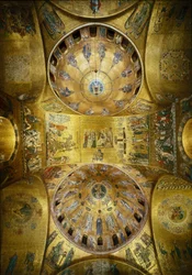 Byzantijnse architectuur: uitzicht op de koepels met mozaïeken op een gouden achtergrond die de Pinksteren (1250-1300) en de Hemelvaart (begin 13e eeuw) illustreren. Basiliek San Marco, Venetië