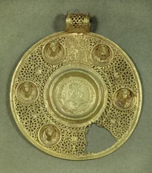 Gouden cirkelvormige medaillon: solidus van Constantijn de Grote (270-337 n.Chr.) geslagen in Sirmium in 321 n.Chr., in een opus interrasile frame, versierd met 5 reliëfbustes. 4e eeuw n.Chr. Parijs, Musée du Louvre