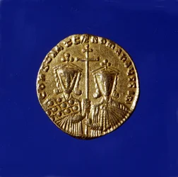 Gouden munt met beeltenis van keizers Constantijn VII Porphyrogenet en zijn zoon Roman II