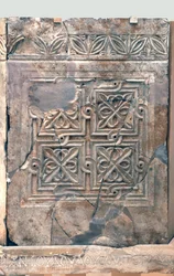 Ambo uit de Byzantijnse kerk van Sint Theodoros, Beit Sila, Jeruzalem, 6e eeuw AD (bitumineuze steen)