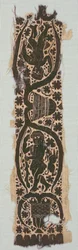 Zeldzaam zijden tuniekfragment met decoratieve mouwband, 400s-500s (platbinding, zijde, tapijtweefsel met aanvullende inslagwikkeling, ongeverfd linnen, geverfde wol, zijde)