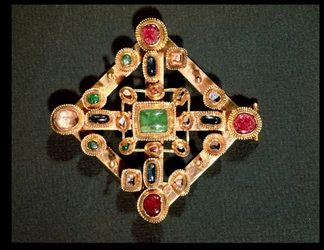 Broche in de vorm van een Griekse kruis (goud & edelstenen)