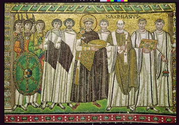 Keizer Justinianus I en zijn gevolg van ambtenaren, bewakers en geestelijken, ca. 547 AD (mozaïek)