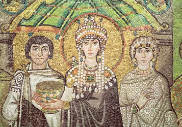Keizerin Theodora met haar hof van twee ministers en zeven vrouwen, ca. 547 AD (mozaïek) (detail)
