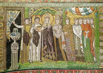 Keizerin Theodora met haar hof van twee ministers en zeven vrouwen, ca. 547 AD (mozaïek)