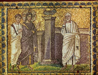 De verloochening door Petrus, Jezus en een apostel, een haan op een zuil, 6e eeuw (mozaïek)