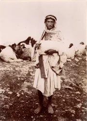 Een herdersjongen die een lam draagt, c.1894-1914