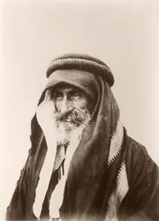 Portret van Sheikh Khalil Senaah (tegen een muur achtergrond) in Kerak, c.1895-99