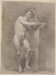 Staand model leunend tegen hoge plint