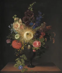 Een Cactus Grandiflora en andere bloemen in een porfieren vaas