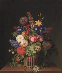 Een lichte rieten mand met bloemen