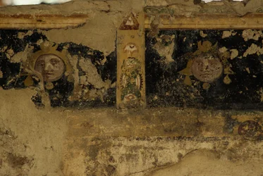 Fresco fragmenten, Salus Augusta Tempel-Cryptoporticus, oude Romeinse stad Urbs Salvia, Urbisaglia, Marche, Italië (foto)