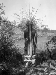 Inheemse Amerikaanse mensen en stamrondehuis en ceremoniële kleding, Californië