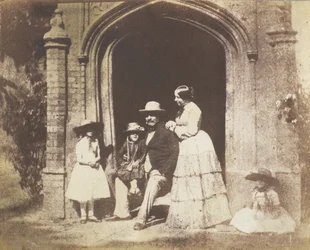 Familiegroepsportret geposeerd in deuropening, late 1840s