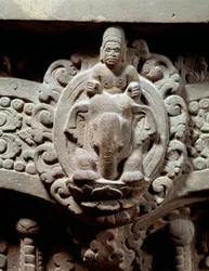 De god Indra op Airavana en de Marut (stenen latei in de stijl van Sambor Prei Kuk)