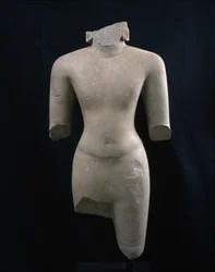Torso van een Godheid (waarschijnlijk Vishnu), ca. 7e eeuw